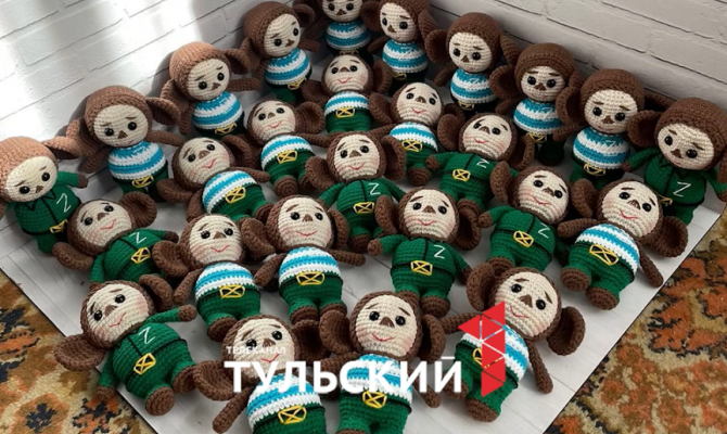 Жительница Щекина начала вязать чебурашек для бойцов СВО