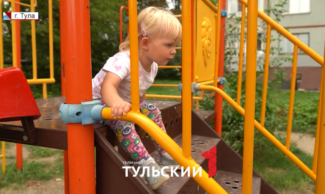 В Туле ребенок получил травму во дворе на детской площадке