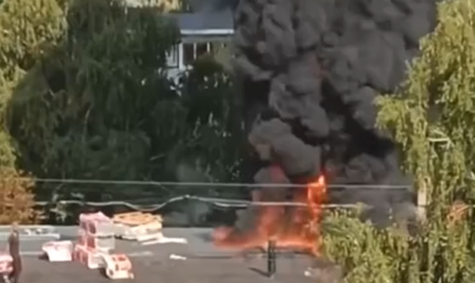 В Новомосковске на крыше дома загорелся мусор