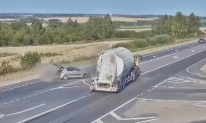 В Узловой фура столкнулась с легковушкой