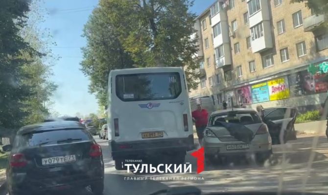В Новомосковске автобус «притер» легковушку