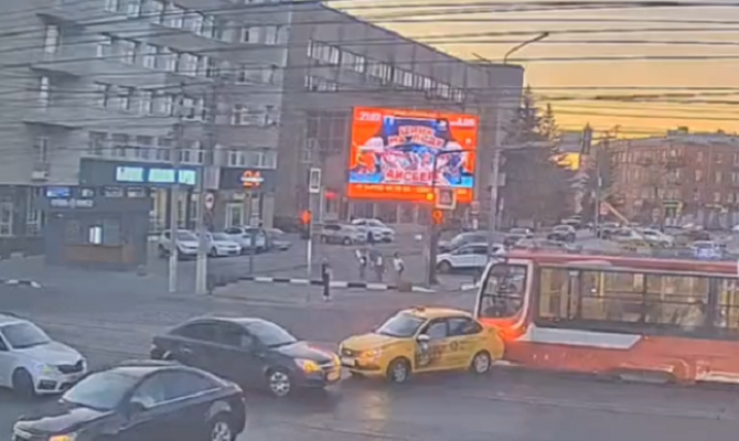 Возле Тульского цирка столкнулись машина такси и трамвай