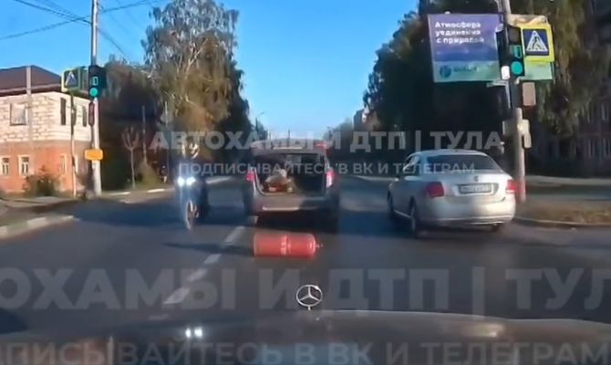 В Туле посреди дороги из багажника «Ford» выпал газовый баллон