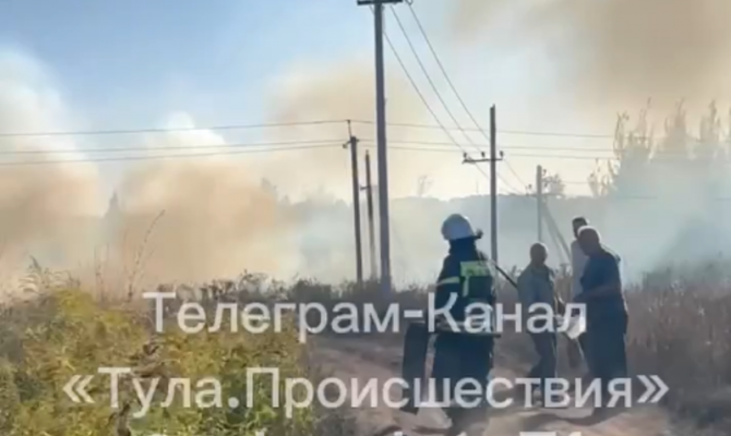 В Болохове загорелась сухая трава