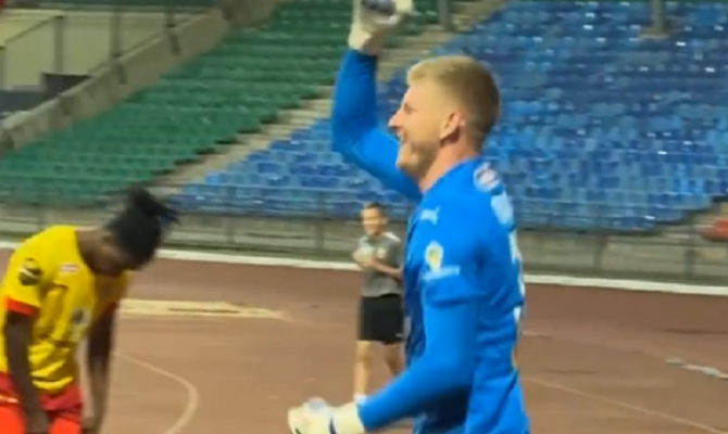 Вратарь тульского «Арсенала» отпраздновал победу вместе с болельщиками