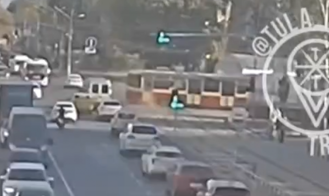 Момент ДТП с трамваем на проспекте Ленина в Туле попал на видео