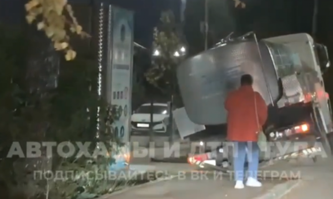 В Туле водовоз провалился в колодец