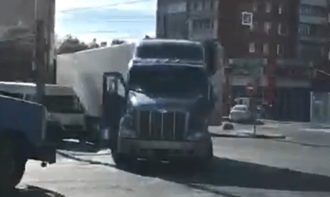 На улице Ложевой в Туле столкнулись автобус и фура