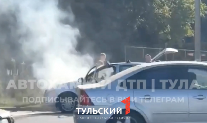 На улице Рязанской в Туле загорелся автомобиль