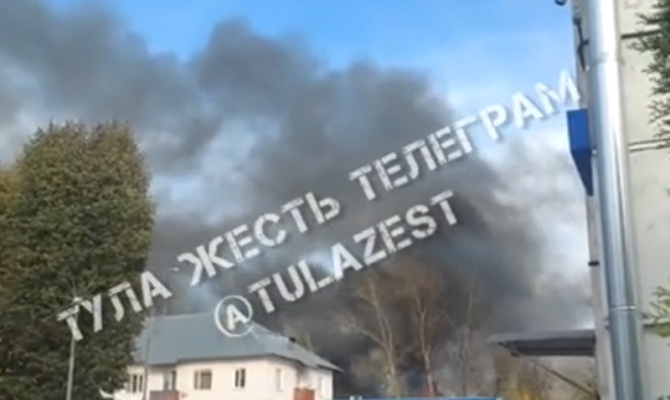 В тульском поселке Шатск загорелись сараи