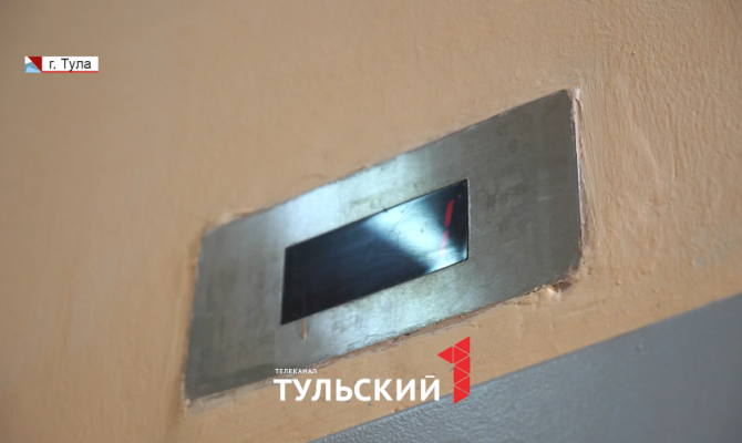 В Туле мама с 4 детьми стала заложницей сломанного лифта