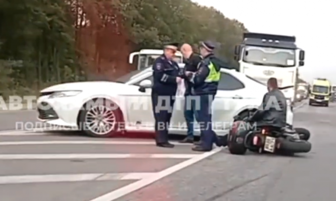 На Новомосковском шоссе под Тулой столкнулись легковушка и мотоцикл