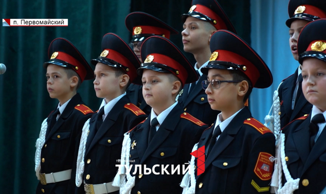 Школьники и кадеты исполнили «Катюшу» для подопечных Первомайского дома престарелых