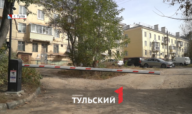 Шлагбаум стал причиной часовых пробок на улице Металлургов в Туле