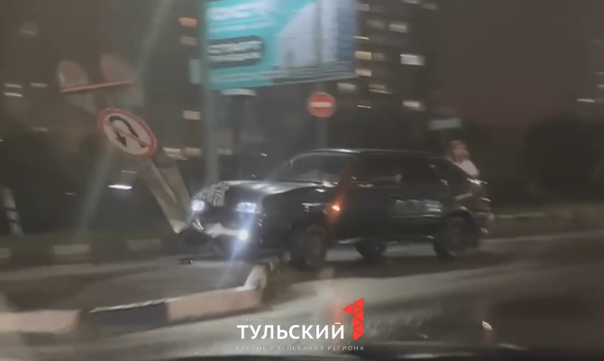 На Восточном обходе в Туле машина врезалась в дорожный знак