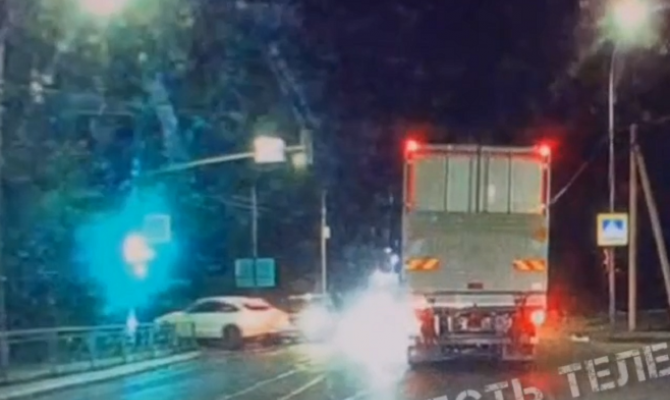 На Одоевском шоссе в Туле легковушка врезалась в ограждение