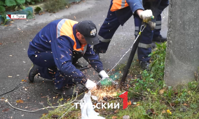 Во дворе в Туле массово спилили незаконные парковочные барьеры