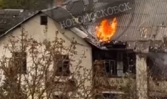 В Новомосковске сгорел 2-этажный барак