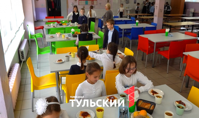 Почему из школ в Туле пропали сосиски в тесте и пицца с колбасой