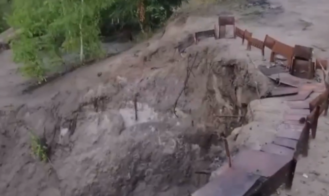 В Кондуках выстроили забор из брошенных мангалов