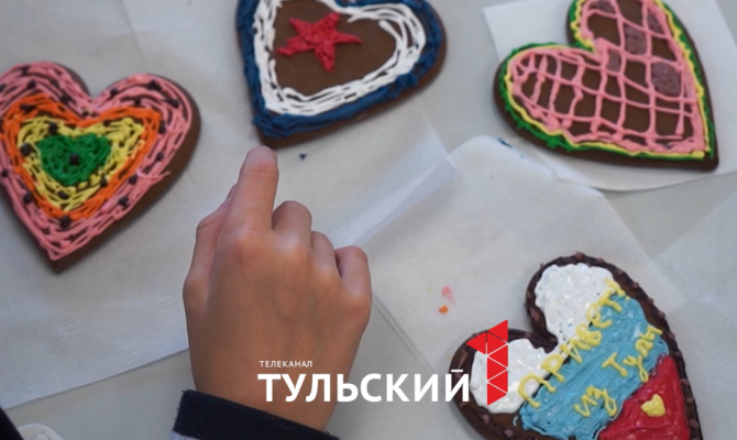 Школьники из Тулы расписали пряники для бойцов СВО