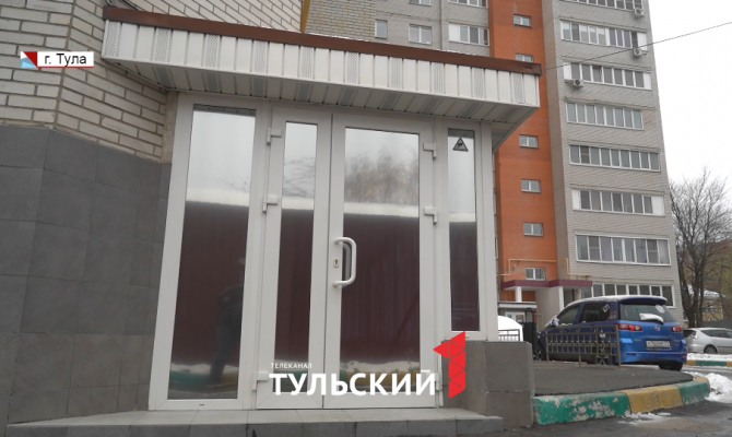 «У нас люди мерзнут»: в Туле 3 месяца не могут устранить порыв труб в многоэтажке
