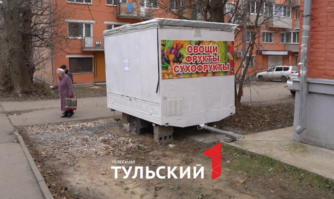 Туляк открыл палатку во дворе многоэтажки и перекинул электричество из квартиры