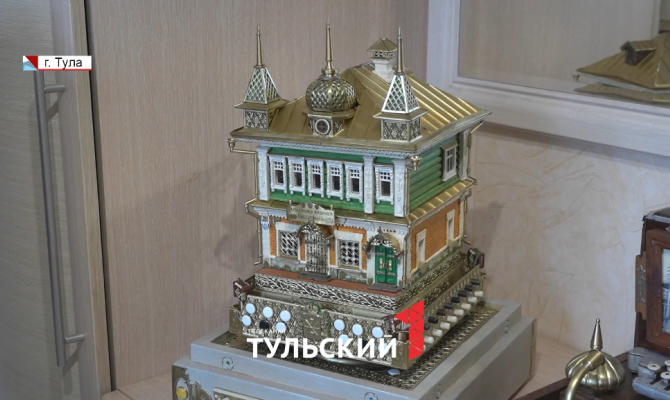 Миниатюрист из Тулы создал фабрику на корпусе гармони