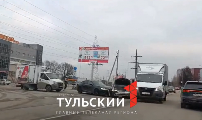 На Одоевском шоссе в Туле столкнулись 2 автомобиля