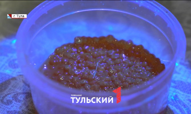 Туляк нашел червяка в красной икре: теперь он требует компенсации
