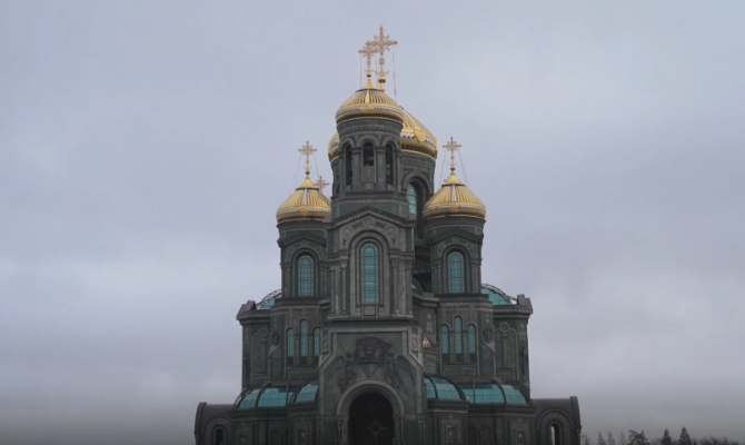 Дмитрий Миляев помог организовать для волонтеров поездку в Главный храм ВС РФ