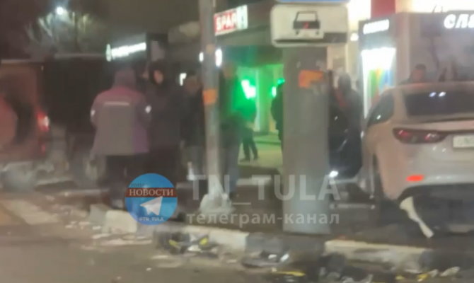 На улице Ложевой в Туле легковушка вылетела на тротуар