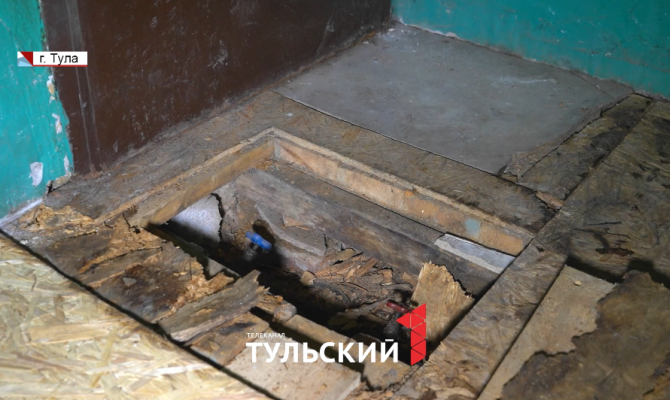 В подъезде тульской двухэтажки у жителей уходит пол из-под ног