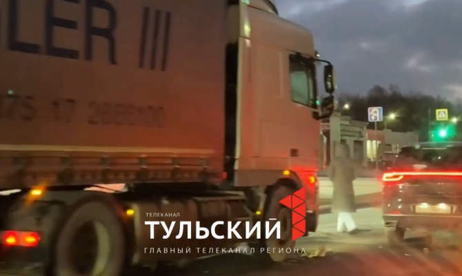 На улице Рязанской в Туле столкнулись фура и кроссовер