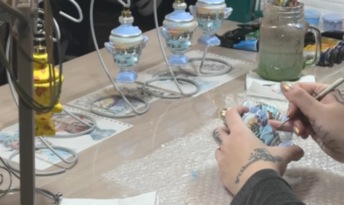 Тульская мастерица возрождает ремесло изготовления стеклянной игрушки