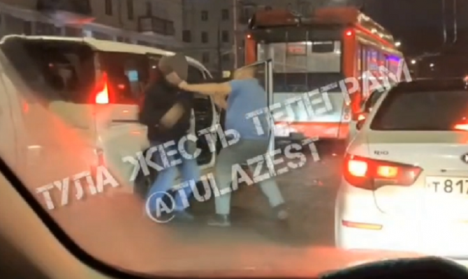 В Туле двое мужчин подрались в пробке