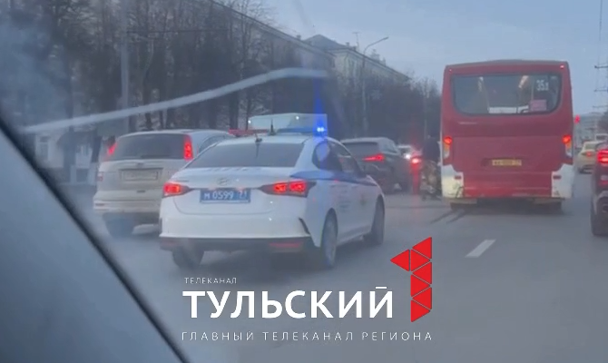 На проспекте Ленина в Туле автобус попал в аварию
