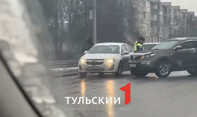 На улице Металлургов в Туле произошло тройное ДТП