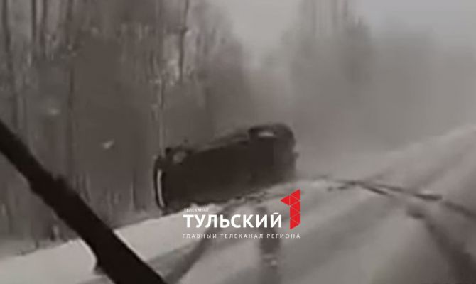Под Дубной пикап вылетел с дороги и перевернулся