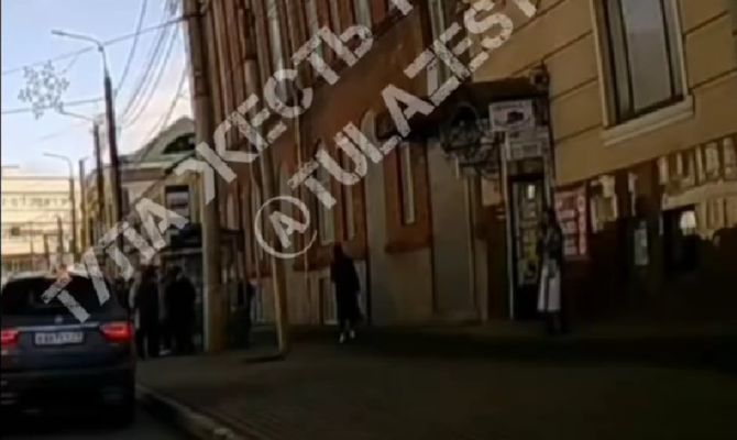 Кирпич чуть не упал на голову девушке на улице Советской в Туле