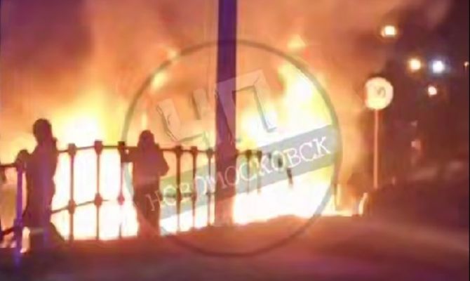 У ТЦ "Добрыня" в Новомосковске загорелся грузовик