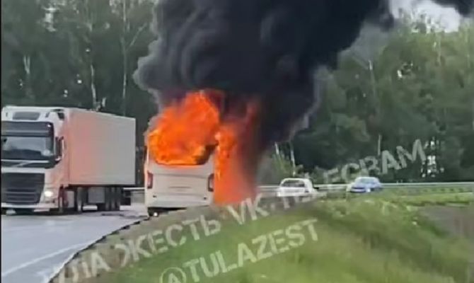 На Веневском шоссе в Туле загорелся пассажирский автобус