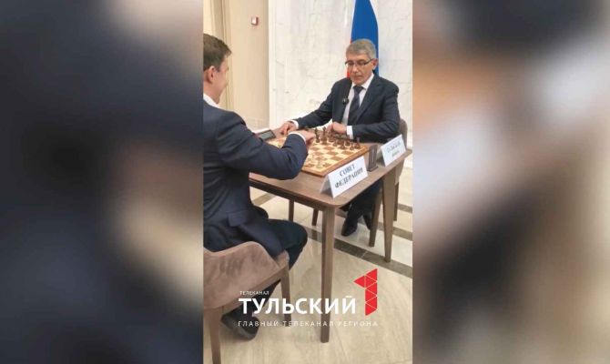 Дмитрий Миляев сыграл в шахматы с гроссмейстером Сергеем Карякиным