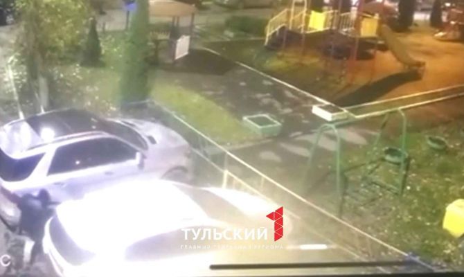 Хейтер немецкого автопрома режет шины в центре Тулы