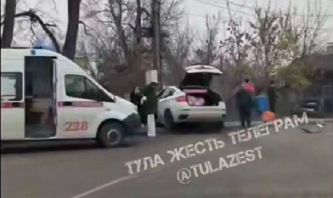 На Набережной Дрейера в Туле "БМВ" врезалась в столб: пострадали 4 человека