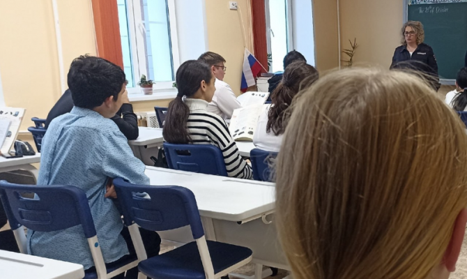 В Ефремове полицейские провели урок безопасности для школьников в рамках акции «Чистое поколение — 2025»