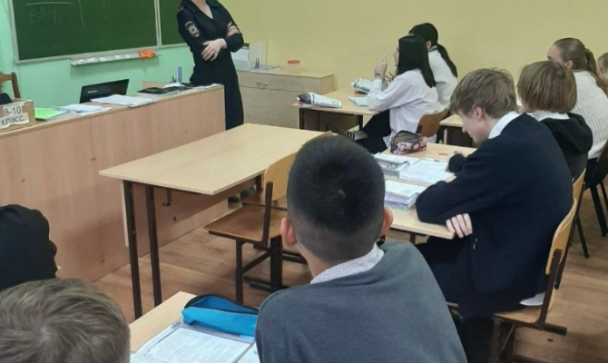 В Донском полицейский рассказала школьникам о вреде вейпов и наркотиков в рамках акции «Чистое поколение»