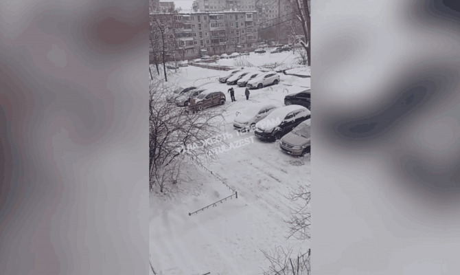 В Туле местные жители своими силами расчистили двор от снега