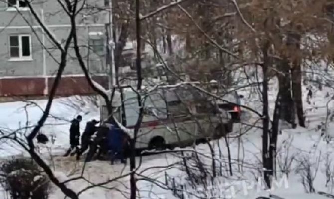 На улице Волкова в Туле скорая помощь застряла в снегу