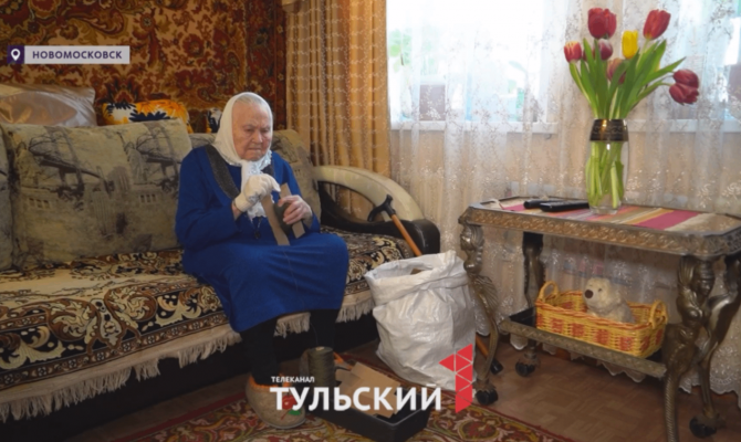 99-летняя ветеран из Тулы шьет маскировочные сети для бойцов СВО